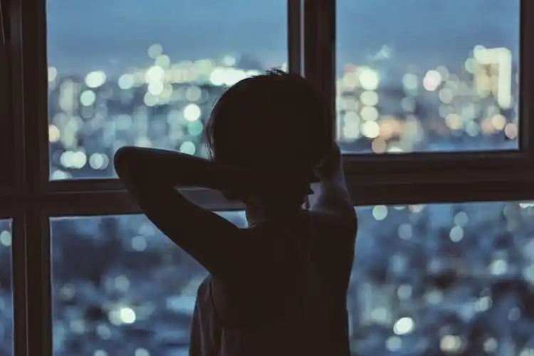 戴眼镜男子在人群中图片