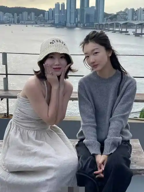 周冬雨美出天际了!她在韩国还被夸奖,大家怎么看呢?_张艺谋_转型_照片