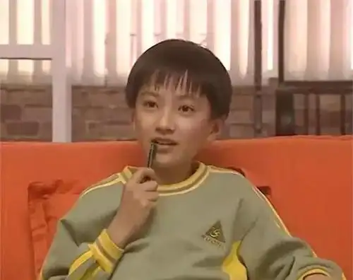 《快乐星球》丁凯乐近照鼻子长败了,多面体女朋友长得一言难尽