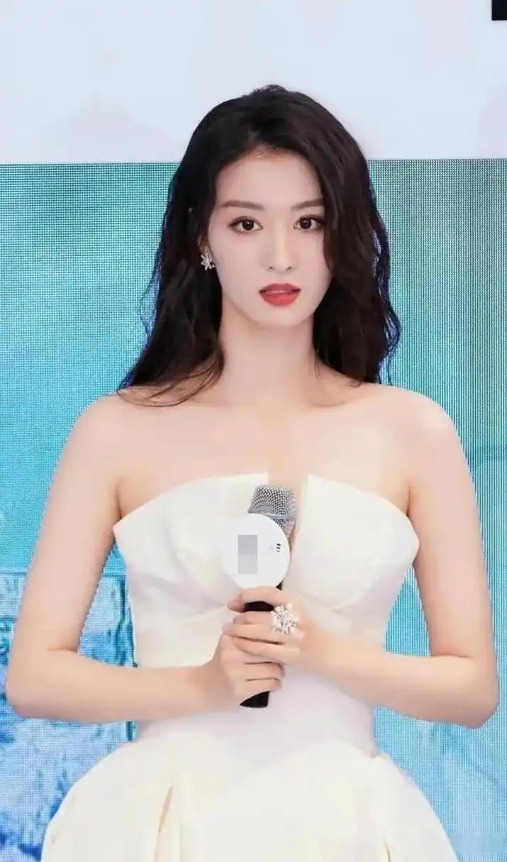 这就是进入杨洋绯闻女友名单中的王楚然.