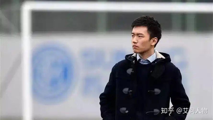 2015年,张康阳被父亲张近东召唤回国,在苏宁总裁办进行学习,此前他是