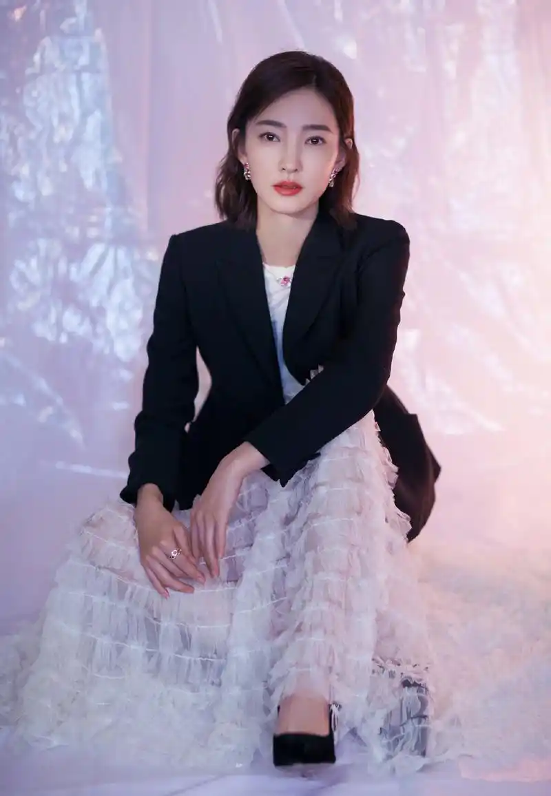 秋天西装外套最实穿来get王丽坤的西装时尚look优雅又高级