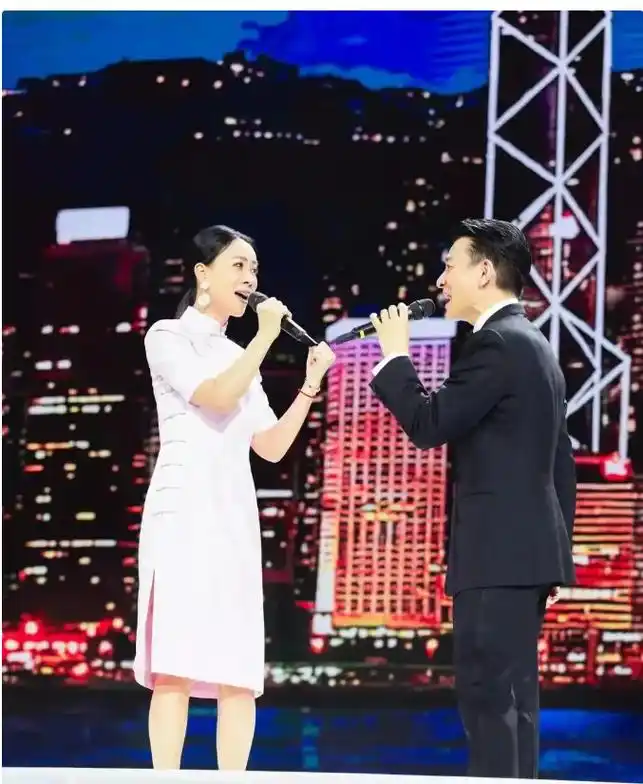 那英与刘德华共同演绎《东方之珠》回忆香港回归岁月,令人怀念!
