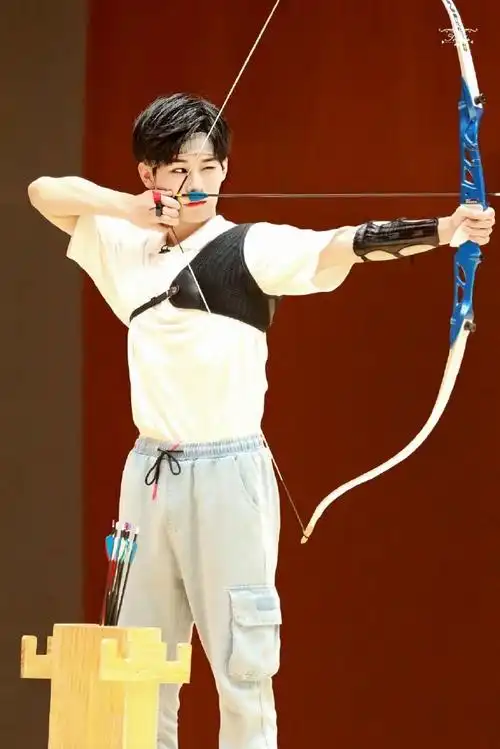 夏日捕娱季#最强体委张真源运动起来真的是太飒了吧篮球射箭样样就è