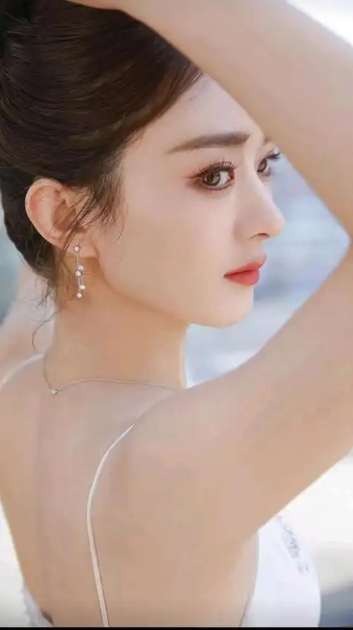 赵丽颖时尚造型登场,端庄气质令人惊艳!