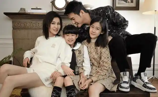 父女情深陆毅15岁女儿庆生一家四口同框温馨亮相