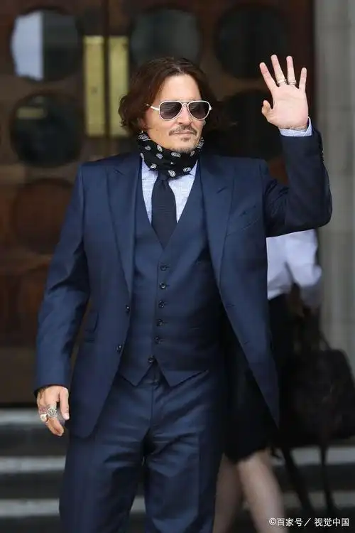 约翰·尼德普西装革履像个雅痞绅士,艾梅柏·希尔德精致造型太迷人