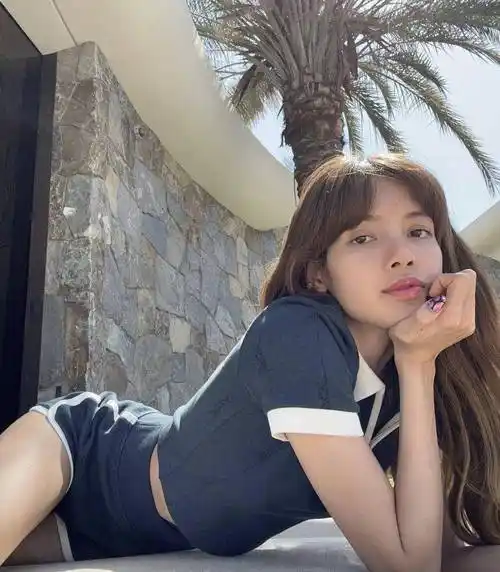 blackpink lisa罕见的时尚时刻_照片_人们_魅力