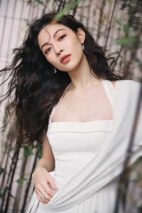 钟楚曦超话亮相#电视剧品质盛典#look 1白色连衣裙 from georges