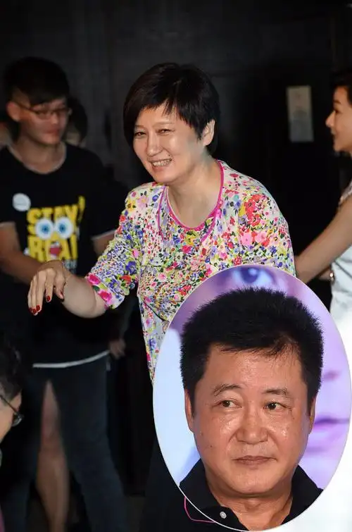 赵宝刚妻子真不像63年的人碎花上衣穿得挺清新一看就是女强人