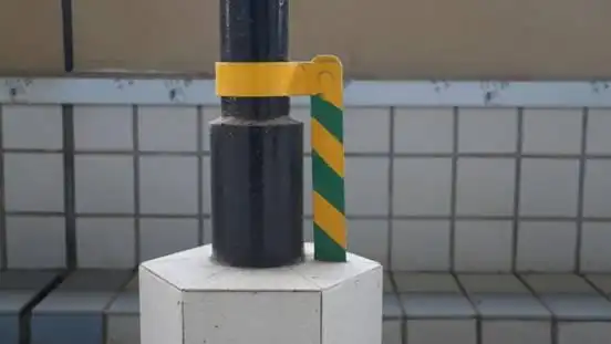 屋面风机采用弹簧减震器安装,风管下料标准,连接规范平整,风机接地