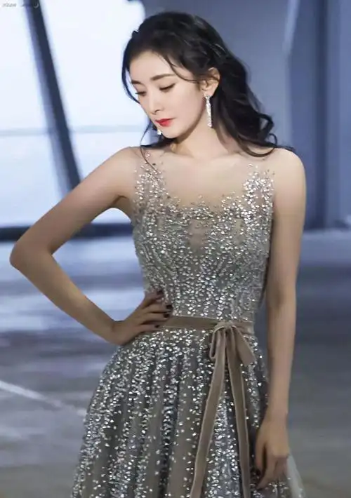 杨幂最新水波纹大片化身深海人鱼公主好清透美艳