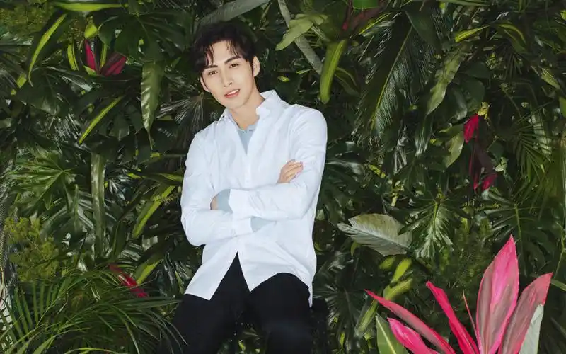 张彬彬温润帅气写真图片桌面壁纸