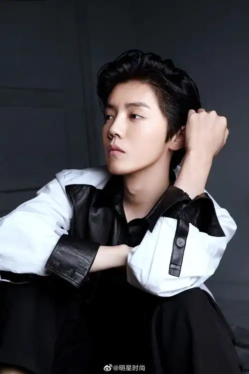 鹿晗最新造型,他身着黑白拼接衬衫,狼奔造型硬朗干练帅气个性!