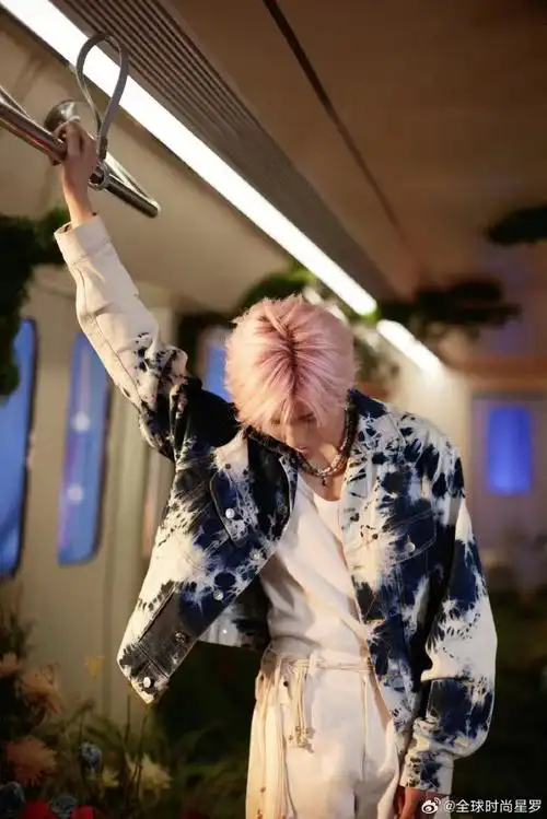 王源粉色头发##王源#王源粉色发型十分出镜,像晚间的微风拂过脸颊.