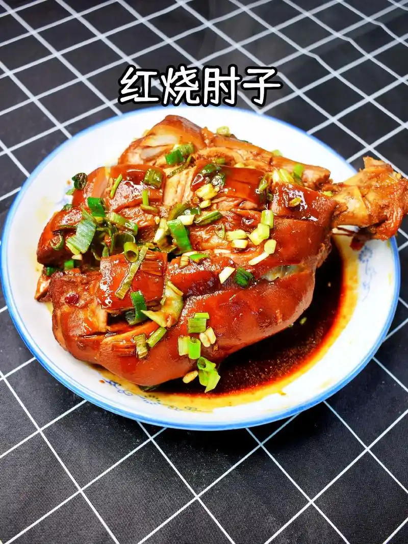 红烧肘子.肘子肉这样做色泽红润,肥瘦相间,软烂脱骨,一口下去 - 抖音