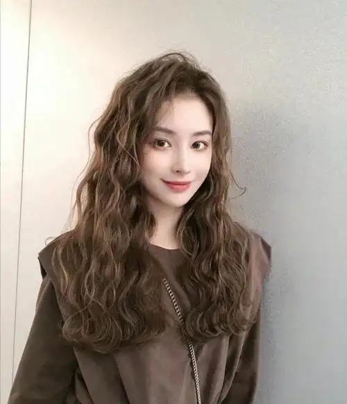 女人发型别乱剪,洋气烫发16款送给你,很适合细软发质的女性