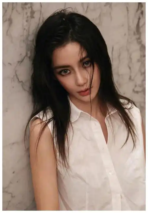 杨颖亮相女神节美照惊艳坚定逆境中复出的路引发热议