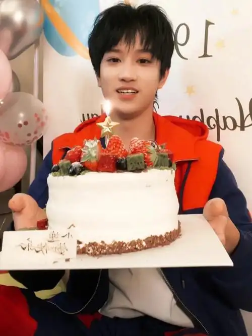 19岁的三爷圣诞快乐9090#敖子逸  #敖子逸1225生日快乐 #时代峰峻