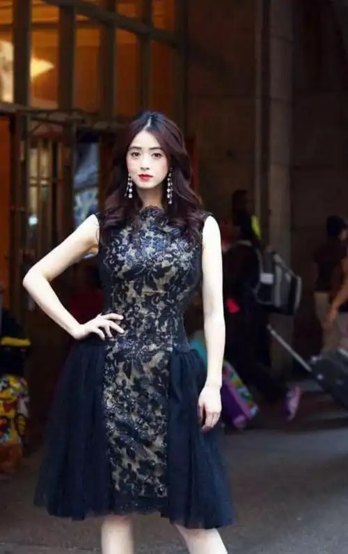 蒋欣目测得有130斤穿刺绣裙还漏三角形细腰上身效果惊艳富态