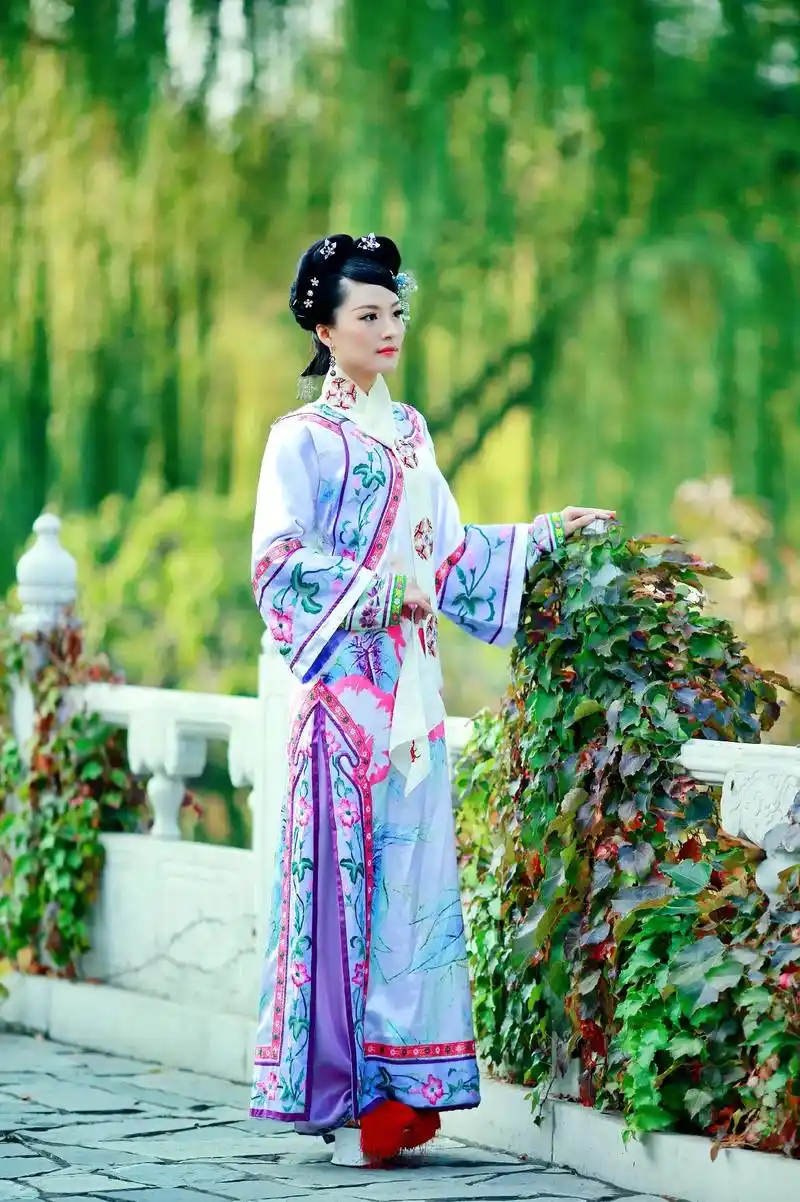 清朝的格格 摄影:程功《原创作品》#清朝服饰#古装美人秀 # - 抖音