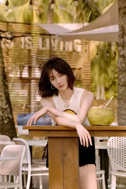 关晓彤笑脸露背上衣,再搭配短发,安分夏日清爽感的晓彤