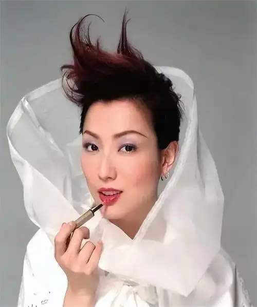 郑秀文,断崖式衰老!她到底经历了什么?简直认不出来了