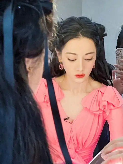 迪丽热巴粉裙蝴蝶编发