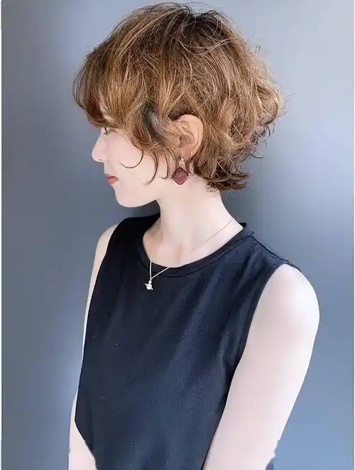 女士短发不论怎么剪,最百变时尚还是纹理烫,蓬松自然不夸张_发型_女性