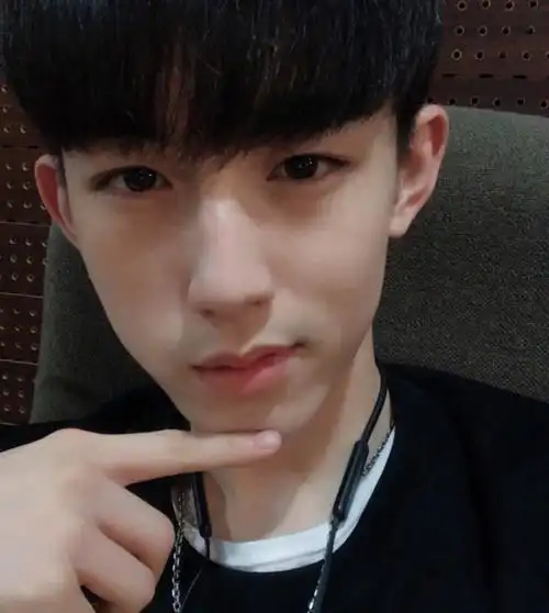 郭俊辰最美校服照片走红97年北电校草颜值不输吴磊