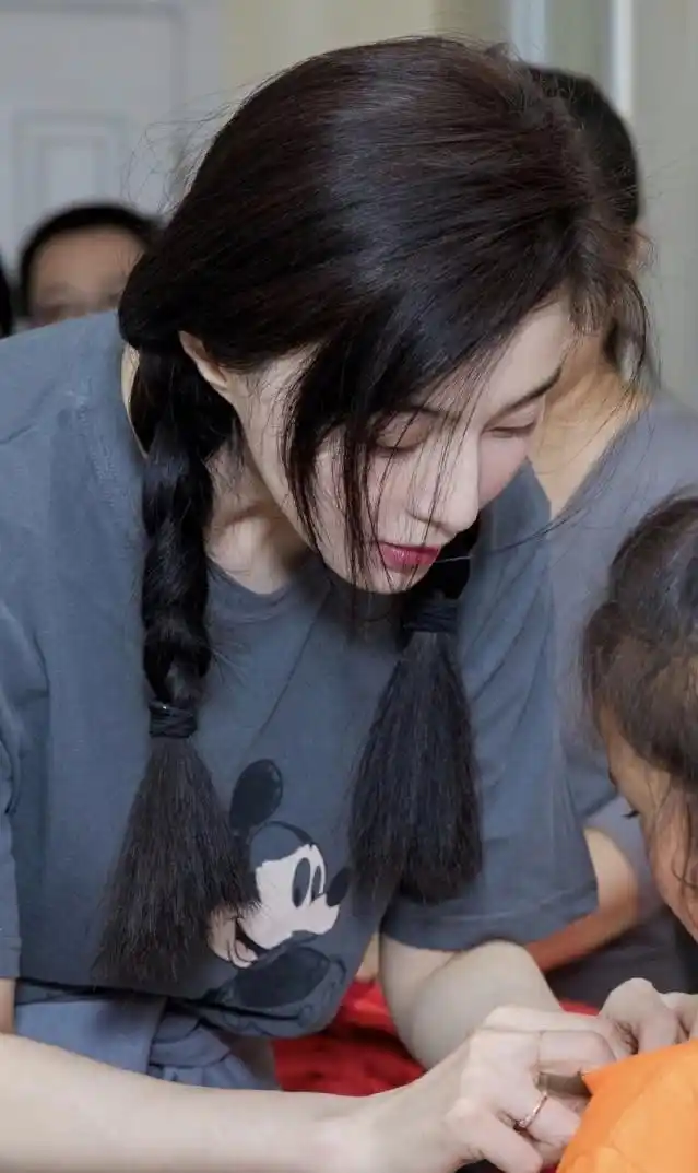 范冰冰现身医院探望小孩,却被偶遇一路摆拍惹争议