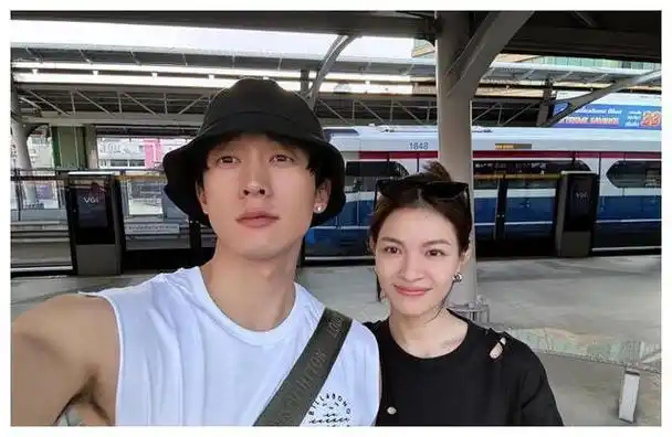 钟楚曦庆祝31岁生日,甜蜜与大3岁男友外出,感情美满!