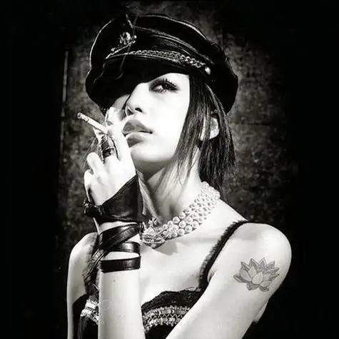 吸烟的欧美女人黑白忧伤意境美图图片
