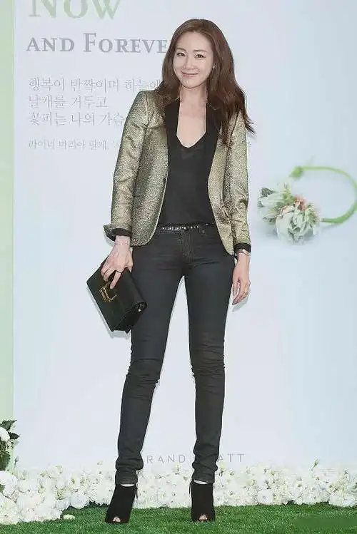 崔智友的时尚穿搭,驼色麂皮大衣配黑裤帅气时尚很减龄,44岁象25