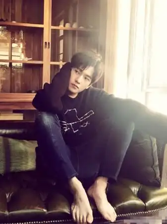 杨洋的高颜值下竟然还有这样一双脚