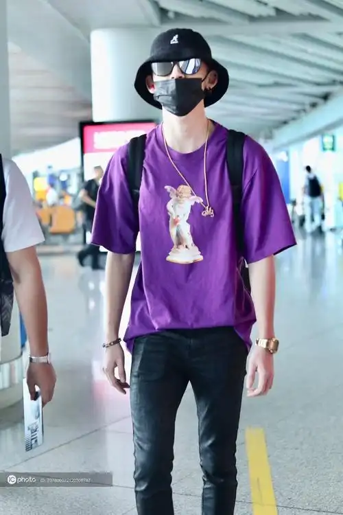 街拍:小鬼王琳凯supreme紫色天使tee 牛仔裤 运动鞋 kangol渔夫帽潮范