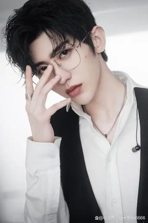 提到蔡徐坤,这几年可谓是非常火的男明星之一了,曾在2018年参加竞演类