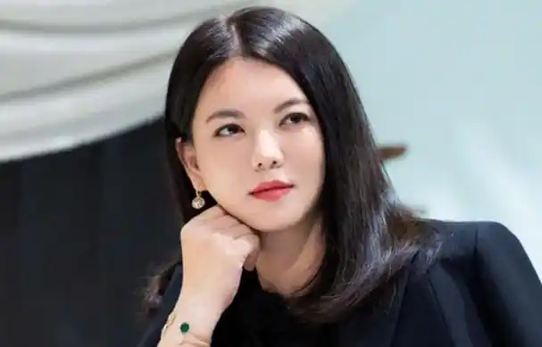 47岁李湘回国与年轻男子欢聚!新恋情呼之欲出,心情大好状态回春