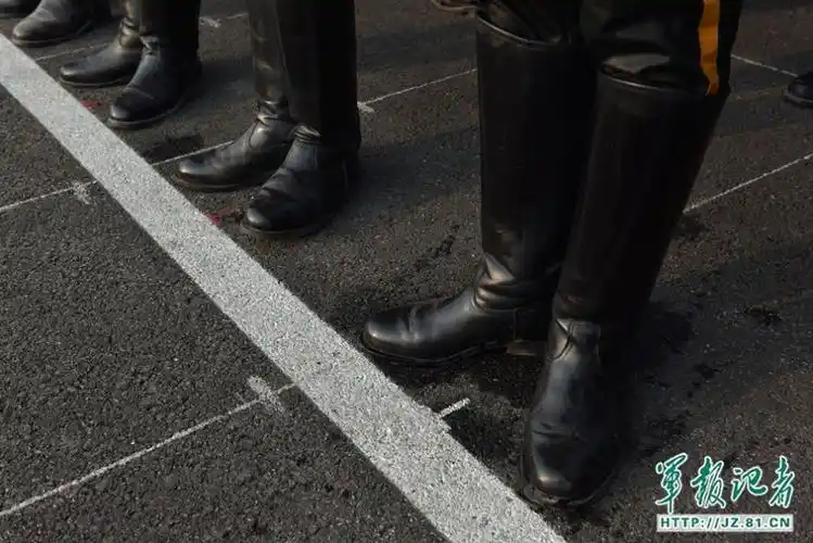 13 阅兵训练仪仗队女兵衣服湿透