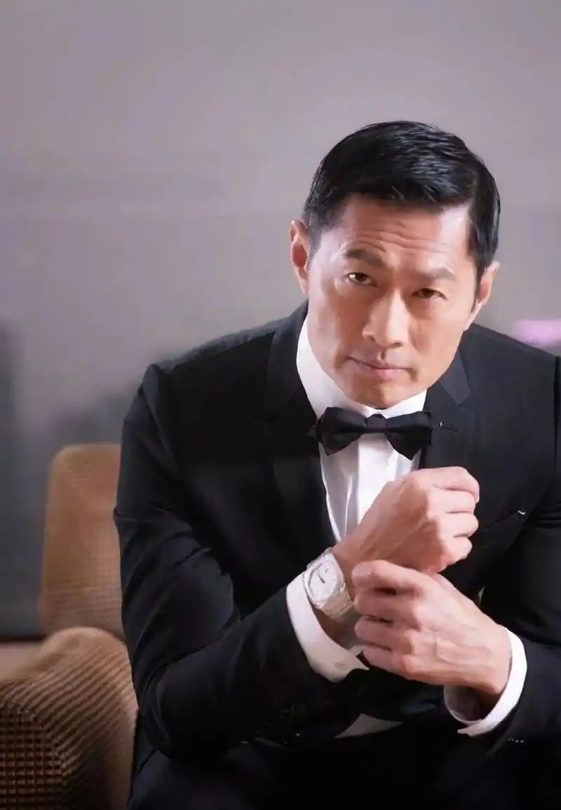 越老越有型!57岁前tvb男星黄德斌重回观众视野,40岁才有代表作