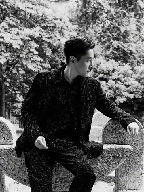 胡歌超话身着品牌波点西装亮相于2025早春男装秀上,丝绒黑白展露率性