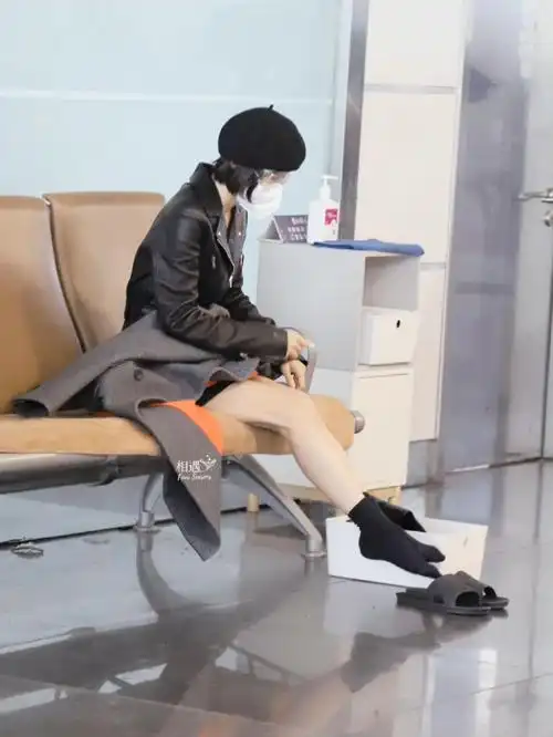 秦岚今日机场私服穿搭,笔直廓形大衣内搭皮质连衣裙和长筒靴,又酷又飒