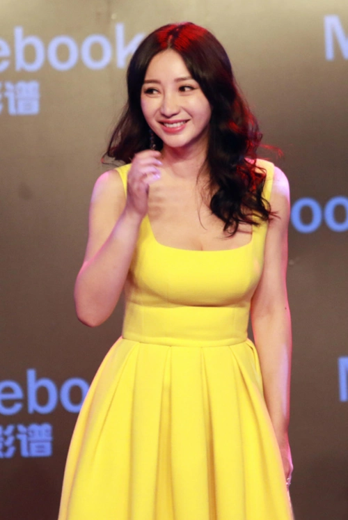 早期出席活动的柳岩,身穿"黄裙"亮相,原来她也这么的清纯可爱