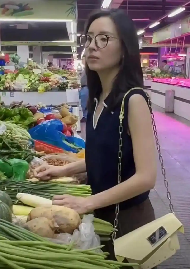 董洁素颜菜市场买菜,真的很接地气