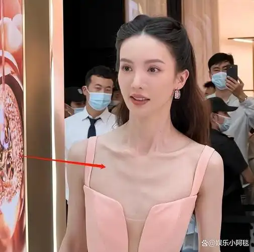 尽管她通常都会坚持健身,但她皮包骨的身材还是令人感到有些不适.