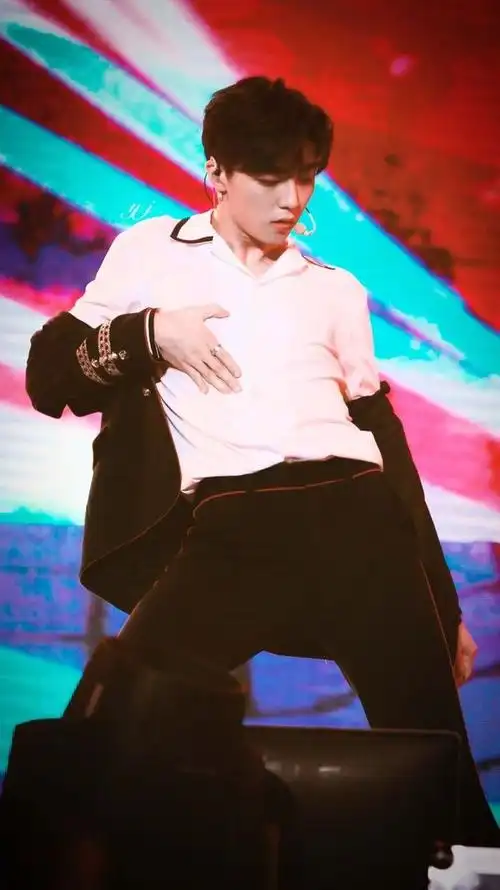 练习生顶胯的动作:范丞丞man,小鬼幅度最大,朱正廷耍"心机"