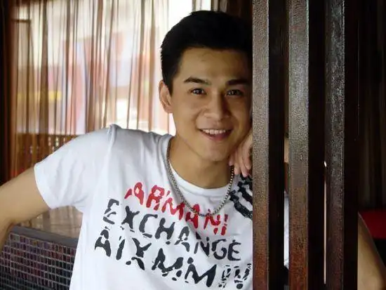 乔振宇早年海量青涩照曝光 出道十三年容颜未变