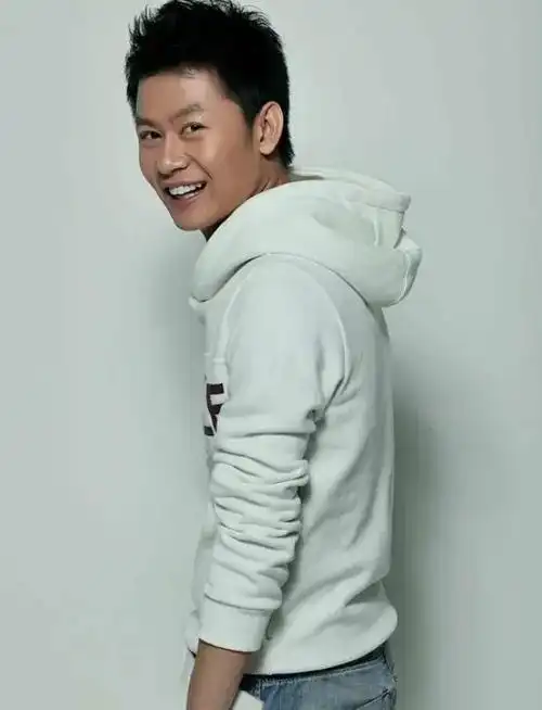 演员李健:19岁演戏,42岁因《狂飙》走红,娶初中恋人幸福一生!