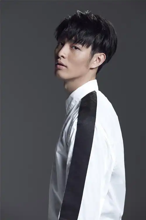 曹佑宁低调风写真尽显半熟男魅力