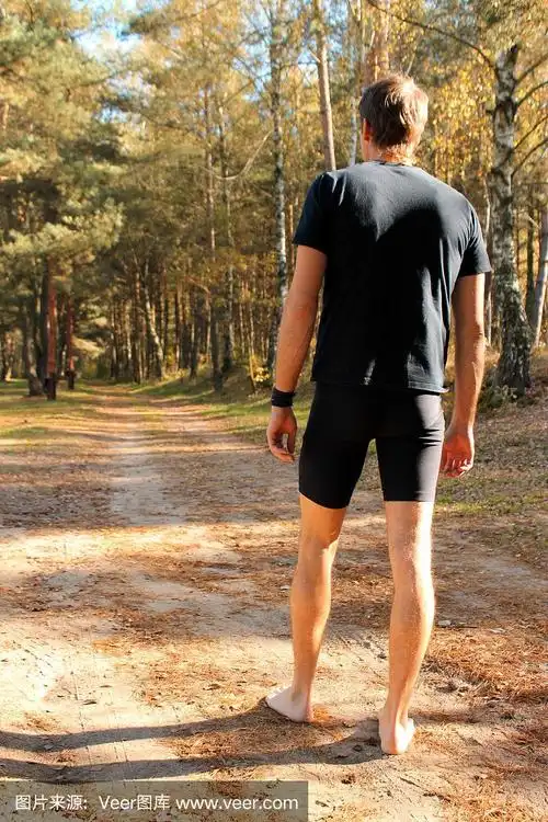 赤脚跑步者